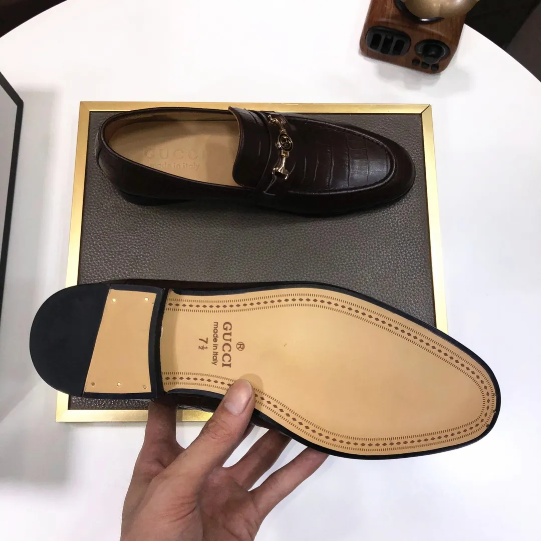 Men's shoes💰500💰Italy's top luxury men's shoe giant (GUCCI) (Gucci) (full cowhide lining) new arrival🍃Original European style🔰 Pleasant to the eye😍In order to make the shoes more durable and non-deformable🌀The production continues to follow traditional methods but there is still no lack of innovation💪Choose original sheepskin for the leather♻️ Smooth and natural And extra bright ⭐Made of imported cowhide, the first choice of rich people 38-45 (45 customized)